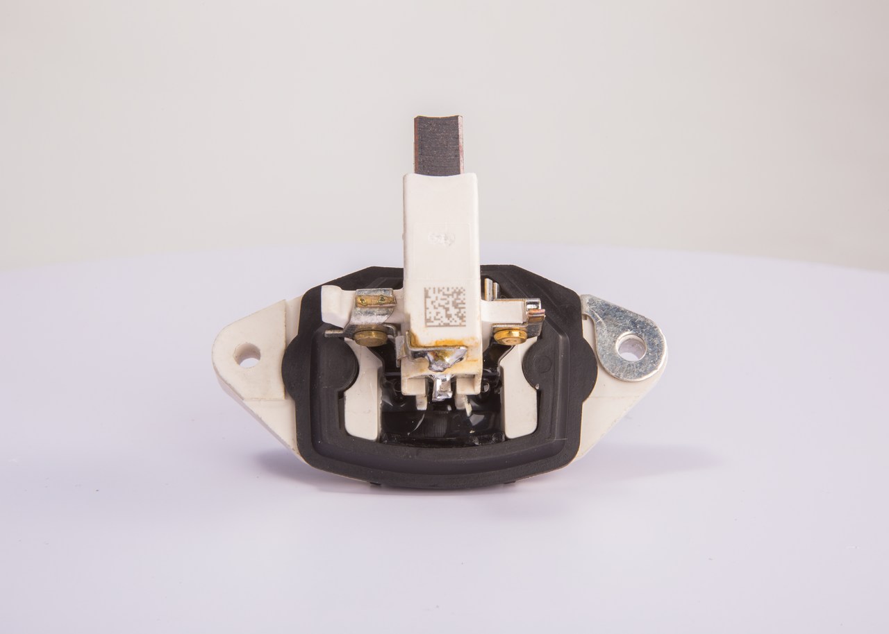 OEM 111899A1 BOSCH Jänniteensäädin 1 197 311 034 varten