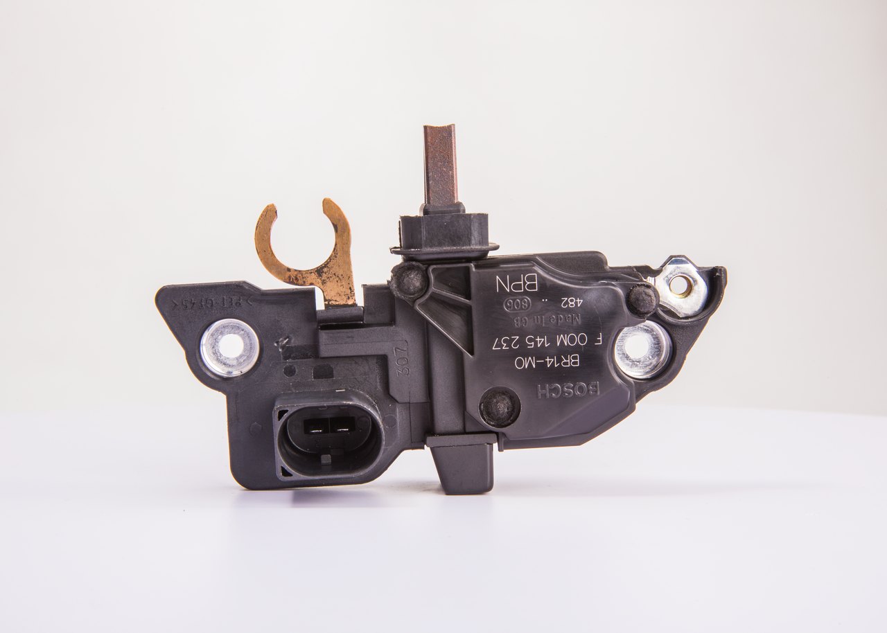 ostaa Jänniteensäädin - BOSCH (F 00M 145 237)
