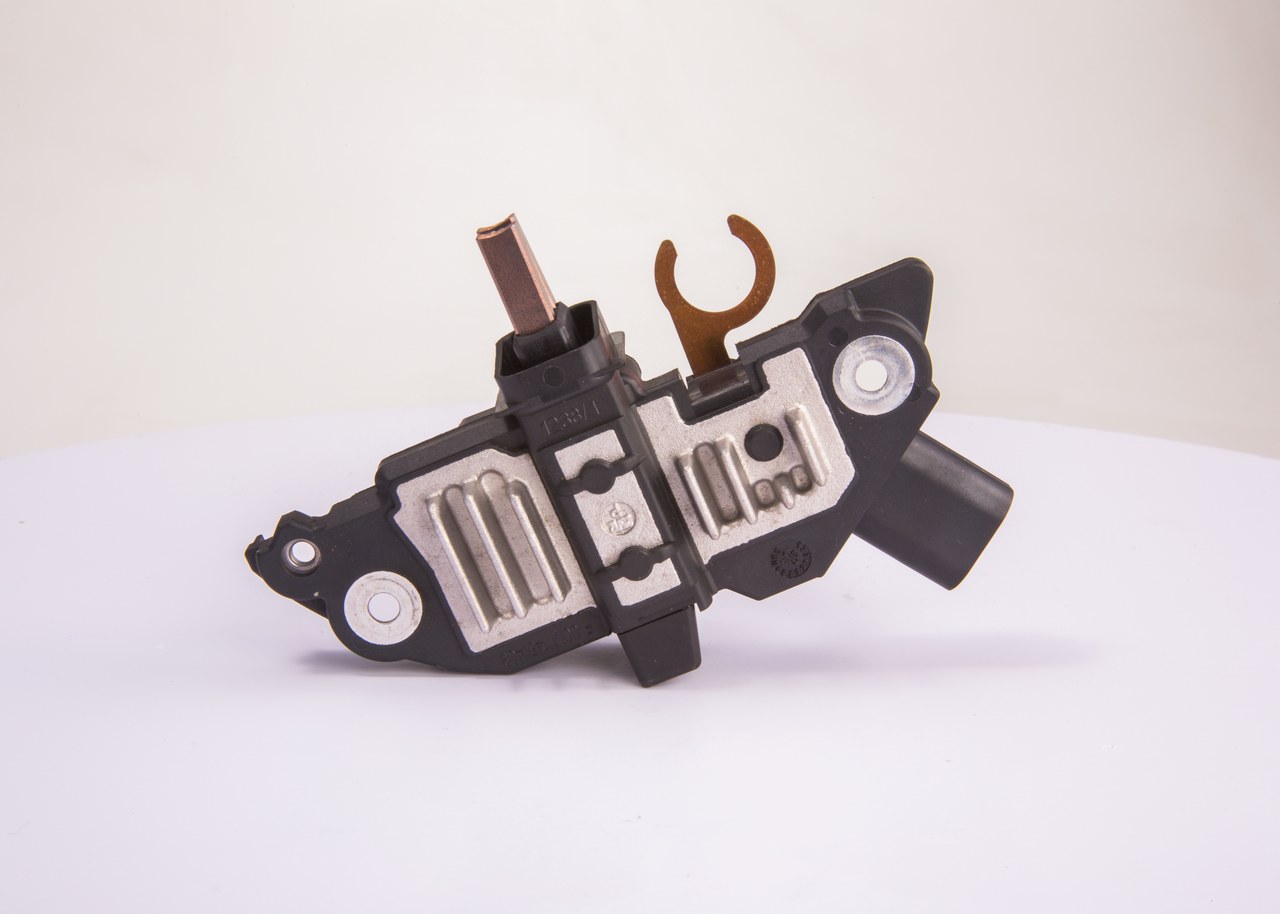 BOSCH Régulateur d'alternateur (F 00M 145 670) pour VAUXHALL Vectra Mk II (C) Break (Z02) 2.8 V6 Turbo (188 KW / 255 CH / de 2006)