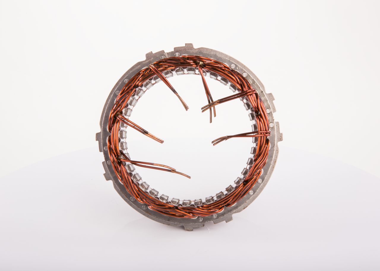 BOSCH Stator, alternateur (F 00M 120 111) pour RENAULT Twingo II 3 portes (CN0) 1.2 16V (55 KW / 75 CH / de 2008)